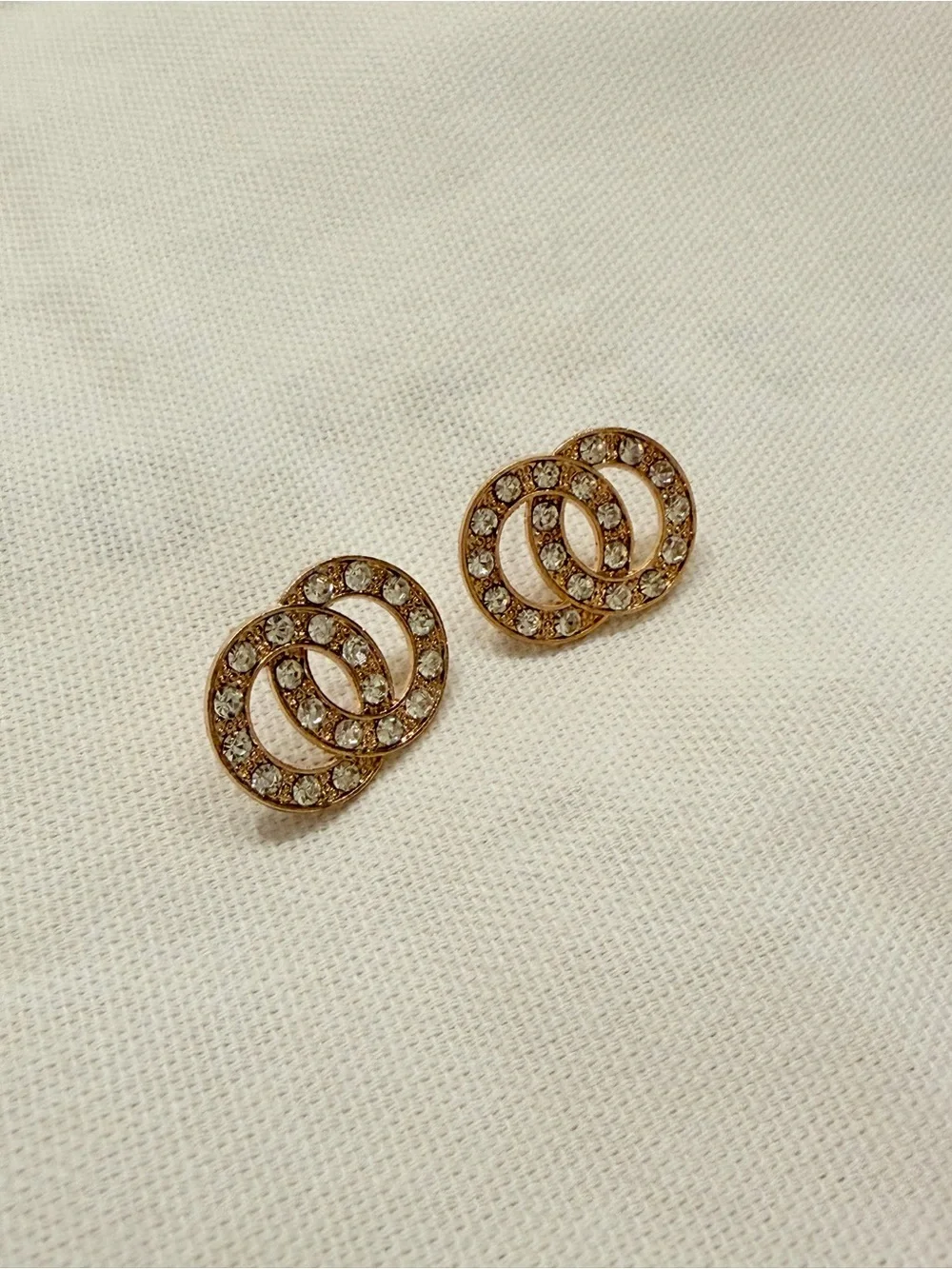 Artisan delicate interlocking